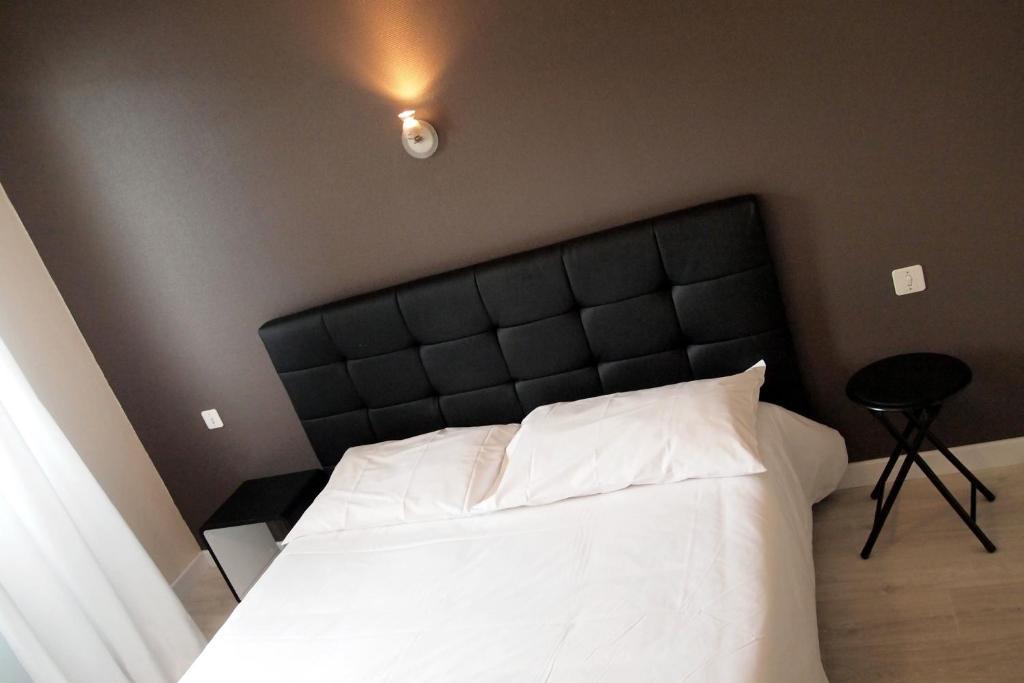 Hotel Le Rohu Séné Екстериор снимка