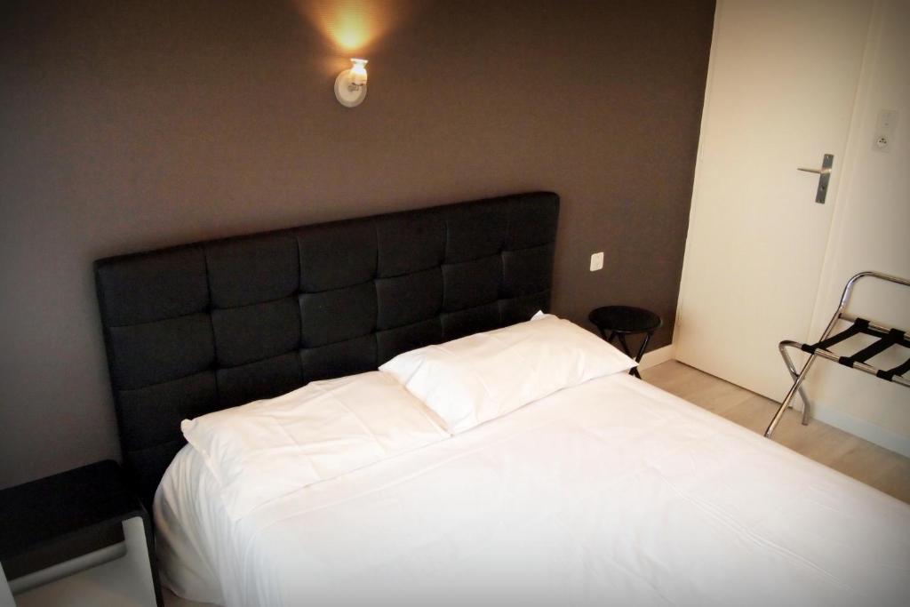 Hotel Le Rohu Séné Екстериор снимка