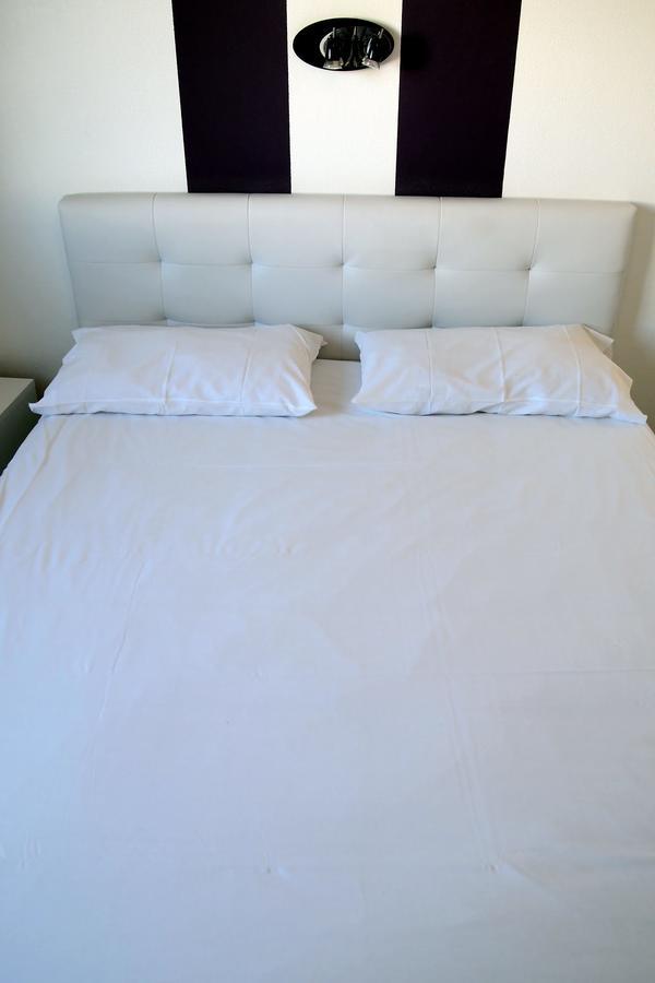 Hotel Le Rohu Séné Екстериор снимка